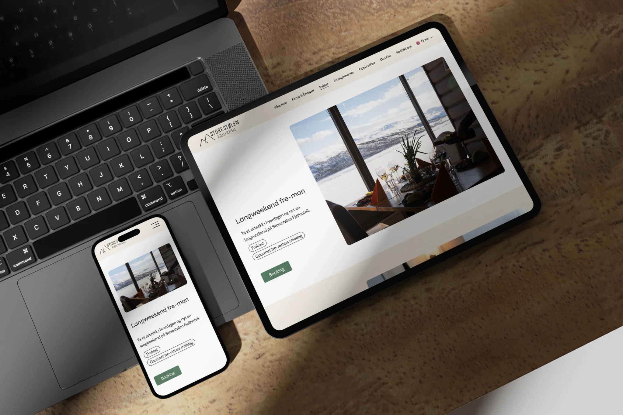 En mobil og iPad som viser nettsiden til Storestølen
