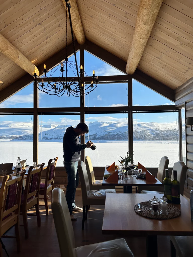 Joachim tar bilder av mat med majestetiske fjell i bakgrunnen